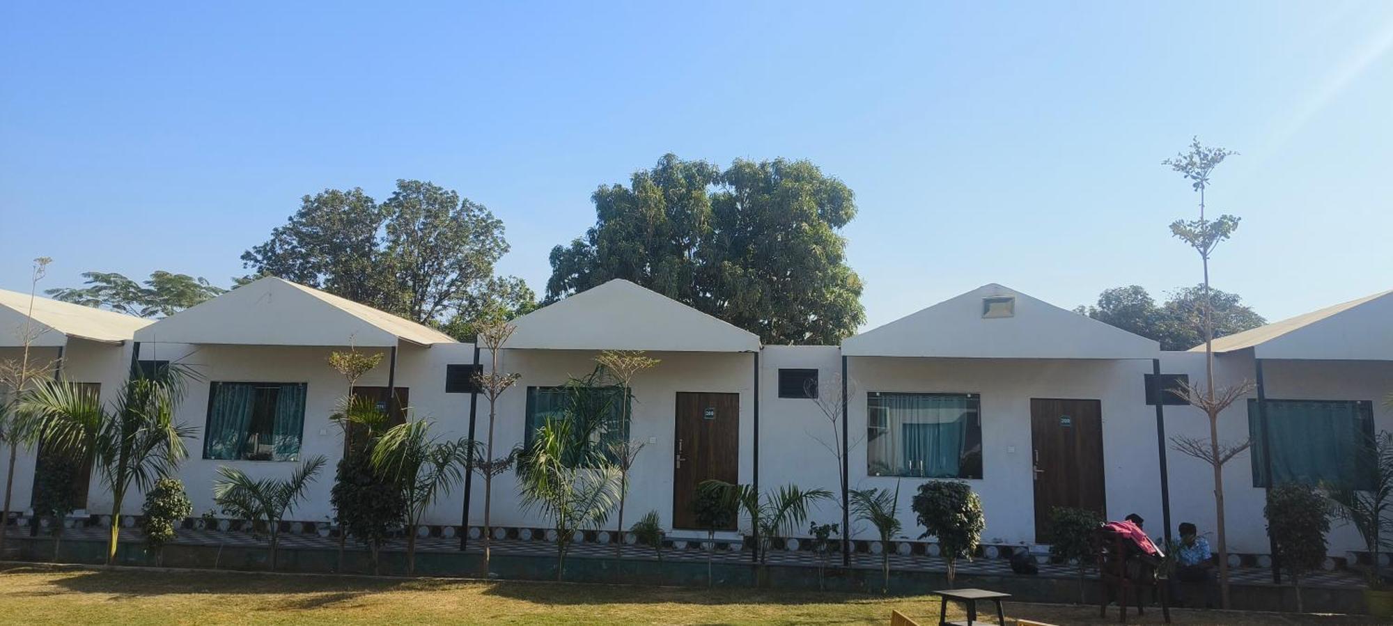 Long Drive Hotel And Resaurt Jaipur Exteriör bild